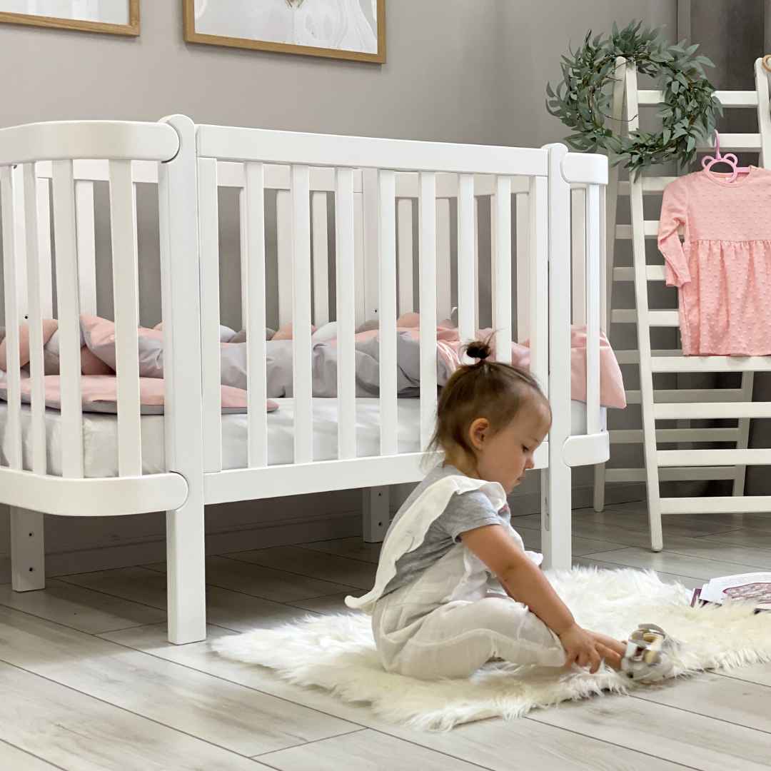 Sada. Dětská postýlka Zukko 120x60 s kvalitní matrací Hilding Anders. Bílá